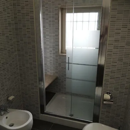 夹竹桃和紫藤花公寓 * 莱切